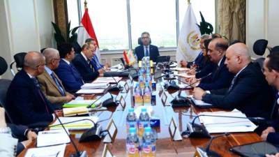 وزير التموين يعقد اجتماعًا مع الشركة "القابضة للصناعات الغذائية" لمتابعة للمخزون الاستراتيجي من السلع الأساسية