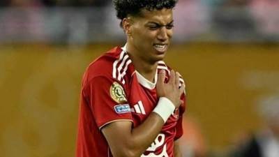 المدير الرياضي للنادي الأهلي يطمئن على إمام عاشور لاعب الأهلي في المستشفى