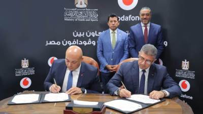  وزير الشباب والرياضة يشهد توقيع بروتوكول تعاون مع ڤودافون مصر
