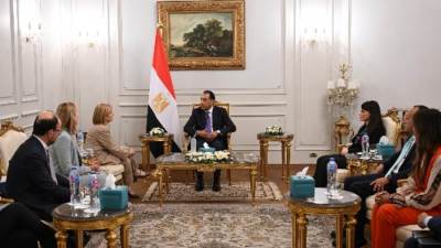 رئيس الوزراء يلتقى نائب رئيس بنك الاستثمار الأوروبى والوفد المرافق لها