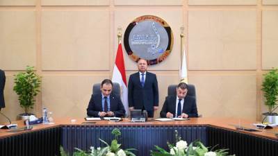 وزير الصناعة يشهد توقيع عقد ترخيص شركة "رحلة رايدز لتنظيم خدمات النقل البري" للعمل في مجال نقل الركاب