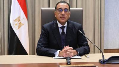 رئيس الوزراء يطالب "البنك المركزي" بوضع ضوابط مشددة لبيع الوحدات العقارية في الخارج بالدولار