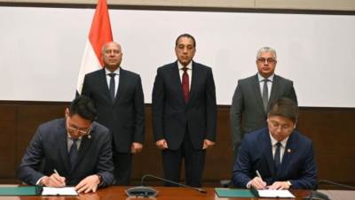 رئيس الوزراء يشهد توقيع عقد مشروع إقامة مجمع متكامل لمستلزمات الطاقة الشمسية