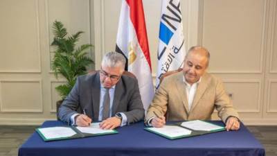 رئيس قناة السويس يوقع عقد مشروع شركة "أورسا- UR-SA" التركية للمنسوجات الصناعية والتغليف البلاستيكي