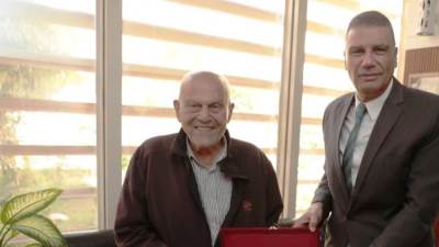 محافظ أسوان يهدي "مفتاح المدينة" لجراح القلب العالمي الدكتور مجدي يعقوب 