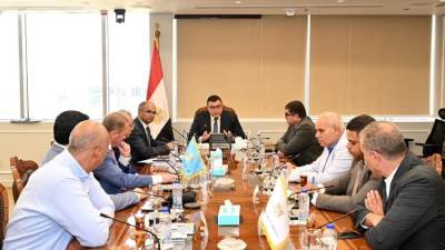 وزير الإسكان يستقبل مسئولي شركة "Guardian Glass" العالمية المتخصصة في صناعة الزجاج لبحث التعاون المشترك