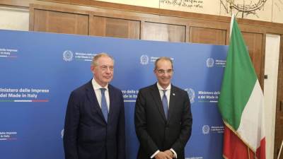 وزير الاتصالات يبحث مع وزير الأعمال والصناعة الإيطالي تعزيز التعاون في مجال الذكاء الاصطناعي 