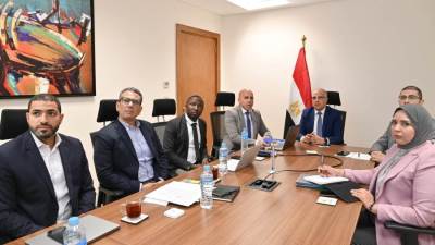 سويلم يلتقى فريق بحثي من الجامعة الأمريكية لمناقشة التعاون المشترك فى مجال "التحلية للإنتاج الكثيف للغذاء"