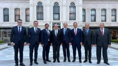 وزير الخارجية والهجرة يلتقي مجموعة من رجال الأعمال الأتراك خلال زيارته لإسطنبول