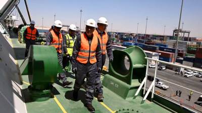 رئيس الوزراء يستهل جولته بميناء العين السخنة بتفقد سفينة تغييز الغاز الطبيعي المسال "Energos Eskimo"