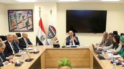 وزير قطاع الأعمال العام يجتمع برؤساء الشركات القابضة لمتابعة مشروعات التطوير والشراكة والاستثمار