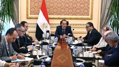 رئيس الوزراء يلتقي أعضاء اللجنة الاستشارية للاقتصاد الكلي