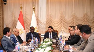 وزير الرياضة يلتقي الأمين العام للاتحاد الافريقي لكرة القدم