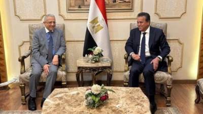 خالد عبدالغفار يستقبل وزير الصحة التونسي بمطار القاهرة الدولي