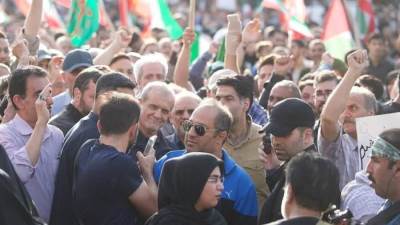 الرئيس الإيراني يشارك بمظاهرات في طهران تنديدًا بالضربات الأمريكية