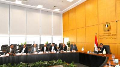 وزير الإسكان يعقد اجتماعاً لمتابعة موقف منطقة الأعمال المركزية بالعاصمة الإدارية الجديدة