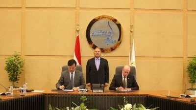 وزير الصناعة والنقل يشهد توقيع عقد بناء سفينتين جديدتين من سفن الصب الجاف العملاقة