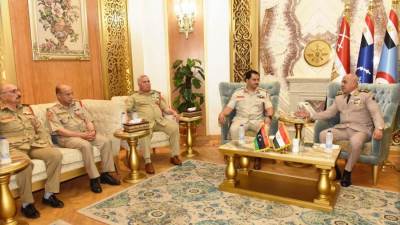 الفريق أحمد خليفة رئيس أركان حرب القوات المسلحة يلتقى رئيس أركان القوات البرية بالجيش الليبى