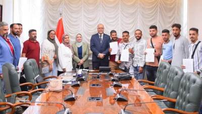 وزير العمل يُسلم عقود عمل لعمال مصريين للعمل في مجالات زراعة النخيل وتربية السمان بالأردن 