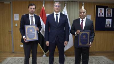 وزير البترول يشهد توقيع اتفاقية التزام جديدة للبحث عن البترول واستغلاله بمنطقة جنوب وادي السهل في الصحراء الشرقية