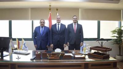 وزير البترول يشهد توقيع اتفاقية جديدة لإجراء مسح سيزمي إقليمي بمناطق جنوب الصحراء الغربية