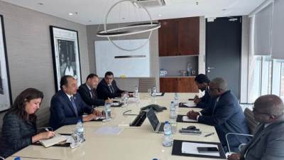 وزير قطاع الأعمال يبحث مع وزيري السياحة والإسكان ورئيس الصندوق السيادي في أنجولا فرص التعاون