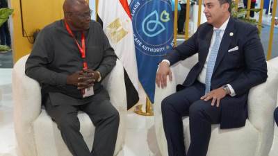 رئيس هيئة الرعاية الصحية يلتقي وزيرة الصحة الناميبية ورئيس صندوق تمويل التعليم في أفريقيا