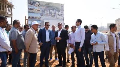 وزير الإسكان يبدأ جولة تفقدية بالعاشر من رمضان ويتفقد الطرق والمحاور ومشروع ديارنا السكني بالمدينة