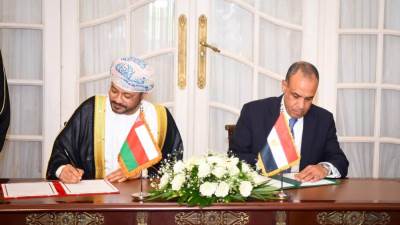 وزير الخارجية والهجرة يستقبل نظيره العُماني ويترأسان أعمال اللجنة المشتركة بالقاهرة