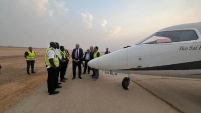 وزير الطيران المدني يتابع إجراءات التعامل مع حالة هبوط اضطراري لطائرة خاصة