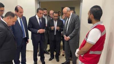 وزير الصحة ووزير الطيران يتفقدان عيادات الحجر الصحي وأجهزة إزالة الرجفان القلبي المستحدثة بمطار القاهرة الدولي