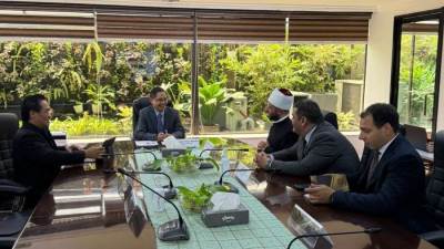 مدير هيئة تنمية المهارات الفلبينية يستقبل وزير الأوقاف لبحث التعاون في تأهيل طالبات معهد التمريض