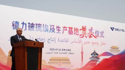 رئيس قناة السويس يشهد وضع حجر أساس مشروع "ديلي إيجيبت" للمنتجات الزجاجية المنزلية بالسخنة