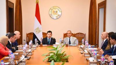 وزير الخارجية والهجرة يستقبل وزير الشباب والرياضة ويلتقى مع مجموعة من الشباب المشاركين فى نموذج محاكاة مجلس الشيوخ