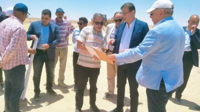 وزير الزراعة يتفقد أعمال حصر وتصنيف الأراضي الصحراوية بمنطقة "العميد" على محور وادي النطرون ـ العلمين