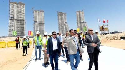 وزير الإسكان يتفقد موقف تنفيذ أبراج "الداون تاون" وبحيرات "العلمين داون تاون لاجون" بالعلمين الجديدة