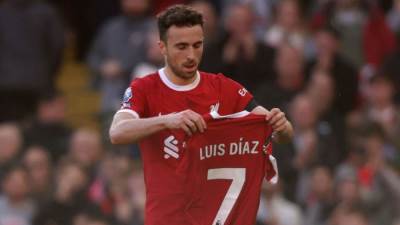 جماهير ليفربول تطالب برحيل لويس دياز لرقصه تزامنًا مع جنازة جوتا