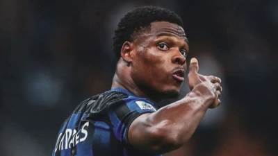 مانشستر سيتي ينضم إلى برشلونة في سباق التعاقد مع دينزل دومفريس