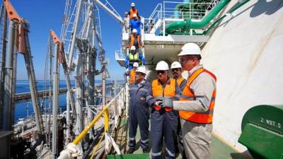 وزير البترول يتفقد سفينتي استقبال الغاز الطبيعي بالعين السخنة