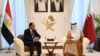 رئيس الوزراء يبحث مع نظيره القطري دعم الاستثمارات المشتركة