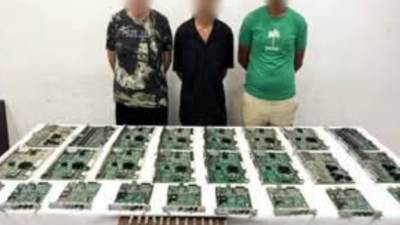 ضبط تشكيل عصابي لسرقة اللوحات الإلكترونية من داخل كابينة خاصة بخدمات إحدى شركات الاتصالات بالقاهرة