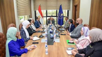 رئيس هيئة الدواء يعقد اجتماعًا مع الشركة المنظمة "إنفورما" لاستعراض محاور المشاركة وتسليط الضوء على التجربة المصرية في صناعة الدواء