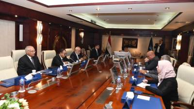 رئيس هيئة قناة السويس يبحث سبل عقد شراكة مع مجموعة UW القبرصية وضخ استثمارات لتحويل ترسانة بورسعيد البحرية إلى ترسانة عالمية لبناء السفن