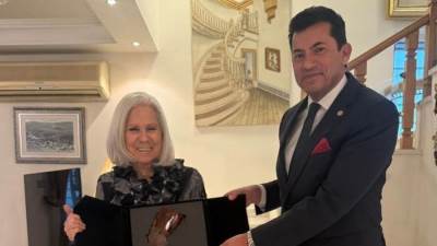 وزير الرياضة يكرم السفيرة هيفاء أبو غزالة تقديرًا لجهودها بجامعة الدول العربية