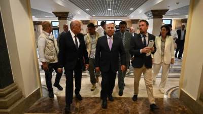 وزير الصناعة والنقل يتفقد محطة الركاب السياحية بميناء الإسكندرية.. ويشهد استقبالها السفينة السياحية AROYA