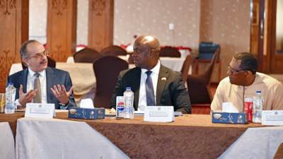 وزير النقل والطيران السيراليوني يبحث التعاون مع المقاولون العرب في مجالات النقل