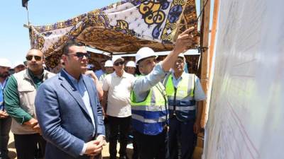 وزير الإسكان يتفقد محاور الطرق ومحطة تنقية مياه الشرب الجديدة بمدينة السادات