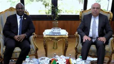وزير الطيران المدني يبحث مع نظيره السيراليوني آفاق التعاون المشترك في مجالات الطيران المدني المختلفة