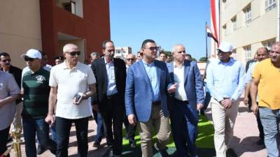 وزير الإسكان يتفقد الطرق والمحاور ومحطة رفع صرف صحي ومشروع تنفيذ مدرسة تعليم أساسي بمدينة النوبارية الجديدة
