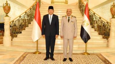 الفريق أول عبد المجيد صقر القائد العام للقوات المسلحة وزير الدفاع والإنتاج الحربى يلتقى وزير الدفاع الإندونيسى